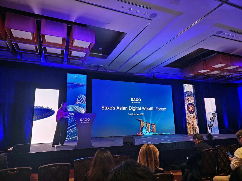 Ponente en el Asian Digital Wealth Forum de Saxo, con el nombre del evento y su fecha en pantalla.